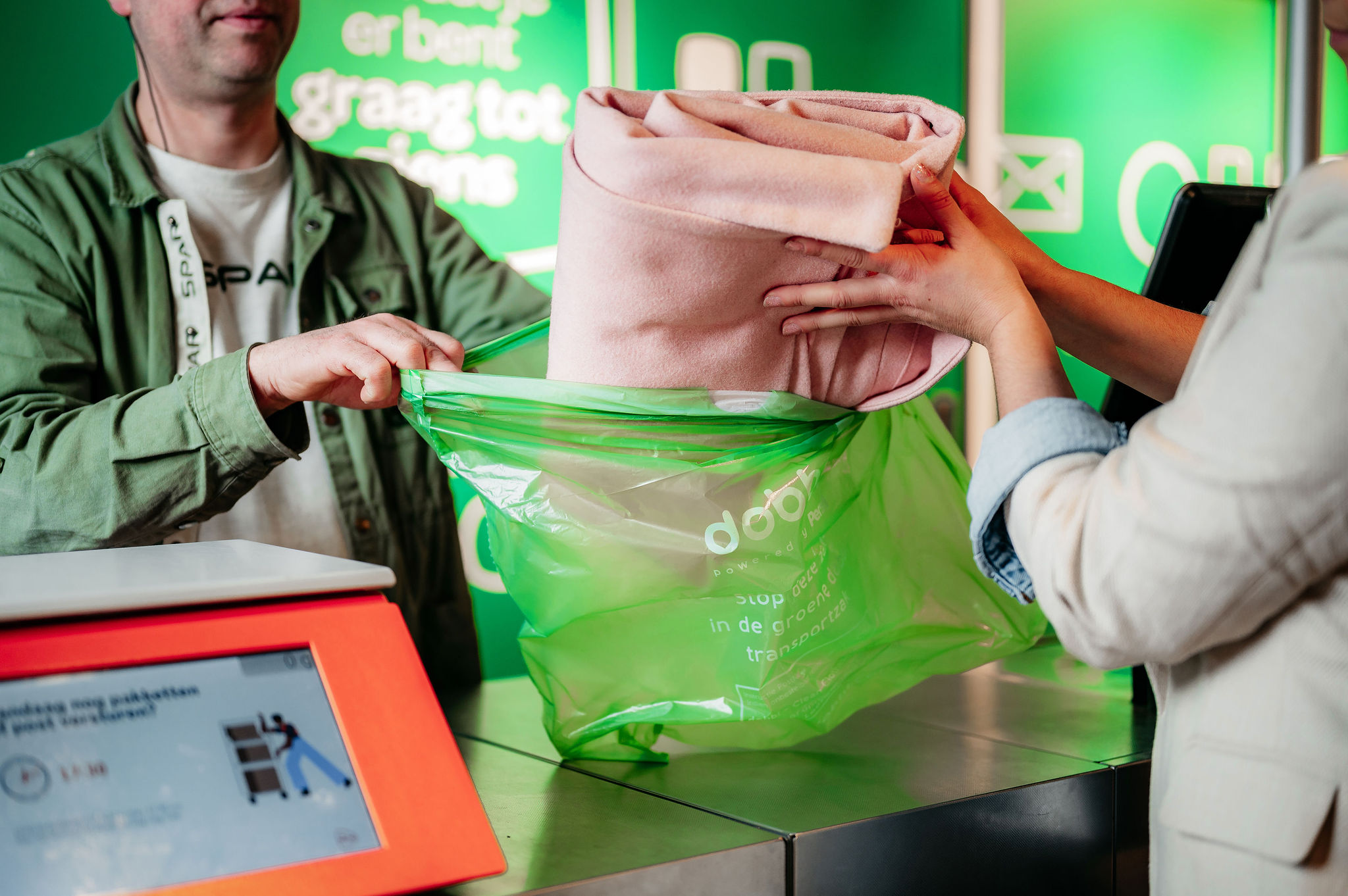 Post NL punt, kleding wordt in plastic zak gedaan om in te leveren